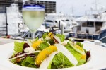 Ensalada Con peras y gorgonzola, nuez, arandanos, queso azul, aderezo de naranja