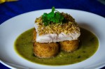 Pescado al Plátano – filete de pescado con ostra y croquetas de plátano macho, sobre una salsa de tomatillo.