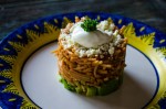  Fideo Seco – Pasta de fideo con salsa de tomate y chipotle, acompañada de aguacate, crema y queso.