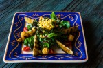 Ensalada de Pera – Mezcla de lechugas y espinaca, pera dulce y queso de cabra con vinagreta de jamaica.