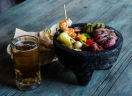 Molcajete – Delicioso molcajete con arrachera, chorizo, camarón, pimientos, cebollita cambray y nopal.