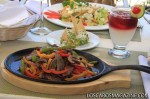 Fajitas De Rex Tex-Mex – Salteadas con ajo y mantequilla, pimientos, cebollas, champiñones, y acompañadas de guacamole y tortillas de harina