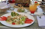 Ensalada Mecy Mecy – Combinación de lechugas romana y escarola, manzana caramelizada, pasas, nueces, arándanos, tocino y queso roquefort, y el aderezo de su elección.