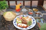 Tampiqueña – Mexican combination with tampiqueña steak, poblano green chilli slice with cheese, chicken enchilada, guacamole and beans.