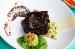 Costilla de res adobada en salsa de tamarindo, guacamole y frijoles