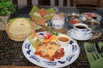 Huarache Tacho – Beef filet tips a gratin on a giant tortilla with cheese, guacamole and refried beans.